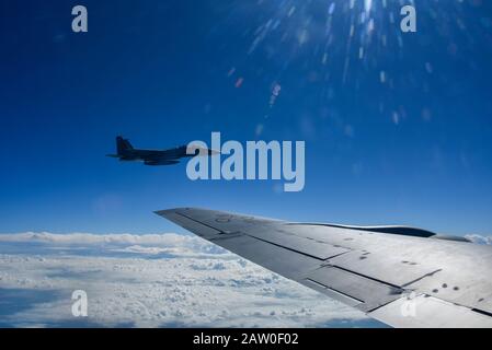 Un F-15 Eagle della 125th Fighter Wing vola lungo l'ala del KC-135R Stratotanker mentre il suo wingman rifornisce. I membri della 134th Air Refuelling Wing si sono recati presso la Homestead Air Reserve base in Florida per condurre un volo multimediale che presenta le capacità di rifornimento in aria del KC-135R Stratotanker e come si adatta ai protocolli di sicurezza preparati per il prossimo Super Bowl LIV. I media provenienti dall'area locale e dai punti vendita nazionali hanno partecipato all'evento qui 28 gennaio 2020, che ha anche caratterizzato F-15s dalla 125th Fighter Wing a Jacksonville, FL, e artigianato gestito da Homeland Security an Foto Stock