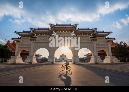 Alba al cancello anteriore della Sala Memoriale di Chiang Kai Shek nella Citta' di Taipei, Taiwan Foto Stock