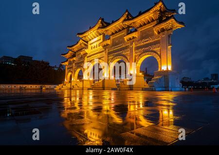 Cancello anteriore della Sala Memoriale di Chiang Kai Shek nella Citta' di Taipei, Taiwan Foto Stock