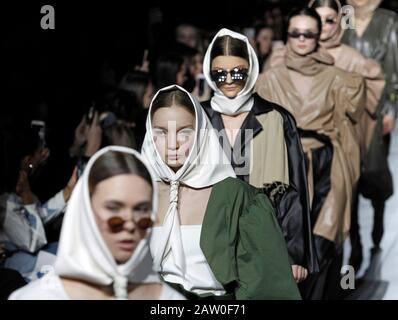 Kiev, Ucraina. 05th Feb, 2020. I modelli presentano le creazioni del designer STARCHAK durante la settimana della Moda Ucraina FW 20-21 a Kiev. La settimana della Moda Ucraina (UFW) presenta collezioni per il 2020/2021 di designer ucraini e internazionali dal 1 al 5 febbraio 2020. Credit: Sopa Images Limited/Alamy Live News Foto Stock