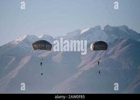 I paracadutisti dell'esercito statunitense assegnati alla Brigata Airborne 173rd scendono a terra durante l'esame PWAC (Pratica All'Interno Dell'Aeromobile) nella base aerea di Aviano, in Italia, mentre si trovano nella Jumpmaster School, 16 gennaio 2020. I Jumpmasters sono i paracadutisti esperti in un'unità Airborne che addestrano ed insegnano le tecniche dell'esercito per saltare dagli aeroplani. Essi sono responsabili della trasformazione Dei Soldati che entrano nella Scuola Army Airborne in paracadutisti e della gestione delle operazioni di salto Airborne in unità Airborne in tutte le filiali di servizi. (STATI UNITI Foto esercito Di Spc. Ryan Lucas) Foto Stock