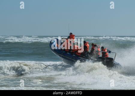 KwaZulu-Natal, Sud Africa, persone, motoscafo RIB che porta un gruppo di subacquei ad Aliwal Shoal per immersioni nella barriera corallina, paesaggio, attività di avventura, immersioni Foto Stock