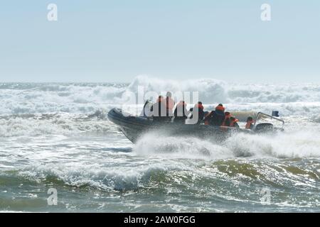 KwaZulu-Natal, Sud Africa, persone, gruppo di sub scuba su MOTOSCAFO RIB racing attraverso onde infrangenti, immersioni a Aliwal shoal, paesaggi africani Foto Stock