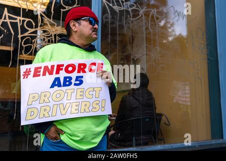 Los Angeles, Stati Uniti. 05th Feb, 2020. Un pilota che condivide il giro tiene un cartello durante una protesta contro Uber e Lyft bassi salari. I conducenti hanno chiesto a Uber e Lyft di applicare California Assembly Bill AB5. Credit: Sopa Images Limited/Alamy Live News Foto Stock