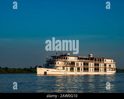 La barca turistica sul fiume Jahan naviga sul fiume Mekong in Cambogia e Vietnam nel sud-est asiatico Foto Stock