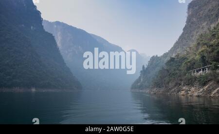 Vista sul fiume Yangtze per il viaggiatore con la zona tre gole, la parte del fiume Yangtze nella città di Yichang, provincia Hubei Cina. L'albero Foto Stock