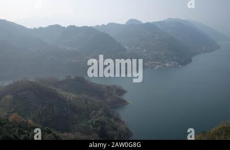 Vista sul fiume Yangtze per il viaggiatore con la zona tre gole, la parte del fiume Yangtze nella città di Yichang, provincia Hubei Cina. L'albero Foto Stock