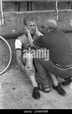 Campionato Olandese Ciclismo Tempo Trial 1 chilometro dilettante nello Stadio Olimpico, vincitore Peter van Doorn dopo il suo giro, No. 8 Van Doorn in azione / Data: 20 luglio 1972 Parole Chiave : persona in bicicletta Nome: Thorn, Peter Foto Stock