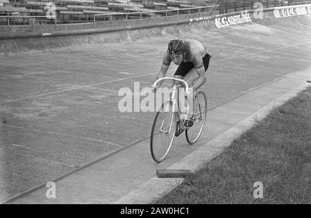 Campionato Olandese Ciclismo Tempo Trial 1 km dilettante nello Stadio Olimpico, N. 25 Gosewehr in Akti numero 26 Horensma in azione Data: 20 luglio 1972 Parole Chiave: Ciclismo Foto Stock