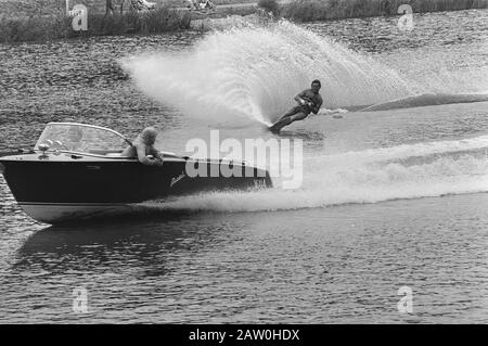 Campionato Olandese Sci D'Acqua Su Bosbaan Ad Amsterdam, Jos Final Durante Lo Slalom Data: 18 Luglio 1976 Località: Amsterdam, Foresta Di Amsterdam, Bosbaan, Olanda Del Nord Parole Chiave: Campionati , Sci D'Acqua Foto Stock