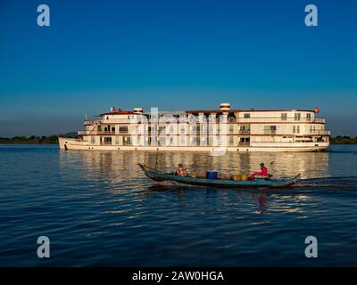 La bella nave turistica la Jahan di proprietà di Heritage Line e utilizzato dalle Expeditions National Geographic lungo il fiume Mekong in Cambogia Foto Stock