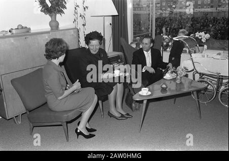 Queen Juliana Visita il milionesimo casa Zwolle Data: 8 novembre 1962 Località: Overijssel, Zwolle Parole Chiave: Visita, regine, ricostruzione, alloggio Nome: Juliana (queen Olanda) Foto Stock