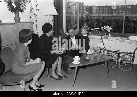 Queen Juliana visitare la millionesima casa a Zwolle, il quattro anni Erik ha la regina uno stagno con dolci Zwolle a Data: 8 novembre 1962 posizione: Overijssel, Zwolle Parole Chiave: Visita, regine, ricostruzione, alloggio Nome Persona: Juliana (regina Olanda) Foto Stock