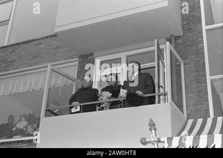 Queen Juliana visitare la milionesima casa a Zwolle, sul balcone Data: 8 novembre 1962 posizione: Overijssel, Zwolle Parole Chiave: Balconi, visite, regine, ricostruzione, alloggio Nome Persona: Juliana (queen Olanda) Foto Stock