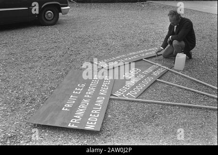 I coltivatori olandesi protestano contro le politiche del ministro dell'Agricoltura Data: 26 maggio 1970 Parole Chiave: Frutticoltori, proteste Foto Stock