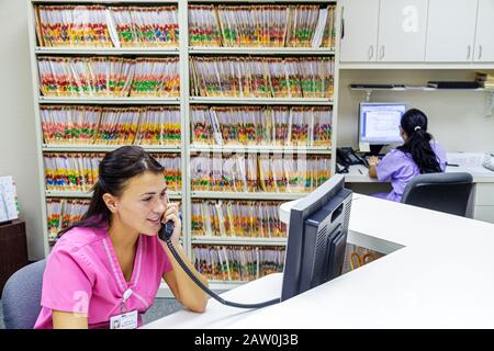Miami Beach Florida, Mount Mt. Sinai Medical Center,centro,ospedale,assistenza sanitaria,ufficio medico,donne ispaniche donne,receptionist,telefono,recor Foto Stock