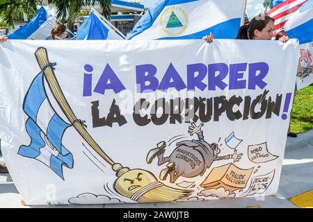 Miami Florida,protesta,strada di protesta ispanica che prende il nome dal corrotto generale nicaraguense,bandiera,manifestanti,lingua spagnola,bilingue,FL100919007 Foto Stock