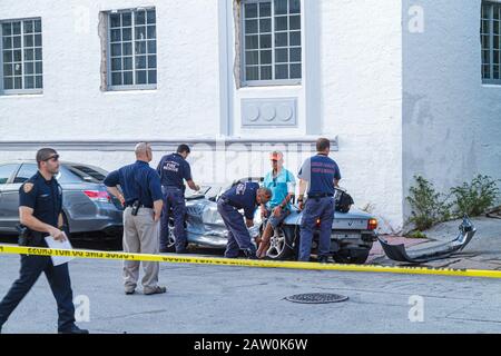 Miami Beach Florida, Fourth 4th Street, incidente automobilistico, danni, auto sportiva convertibile, BMW, medic, EMC, polizia, poliziotto, FL100919079 Foto Stock