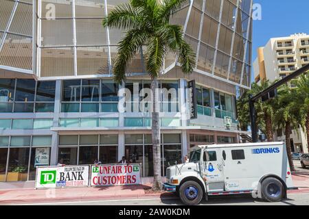 Miami Beach Florida, TD Bank, banking, insegne, picketing, camion blindato Brinks, FL100924016 Foto Stock