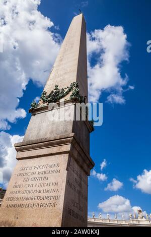 Un obelisco al centro di Piazza San Pietro, Città del Vaticano, Roma, Italia. Foto Stock