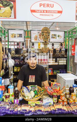 Hollywood Florida,Yellow Green Farmers Market,vendor vendor,stalla bancarelle stand mercato,transazione pagamento paga acquisto acquisti,vendita,shopping shopper sh Foto Stock