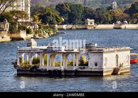 Lago Pichola con City Palace giardino galleggiante a Udaipur, Rajasthan, India Foto Stock