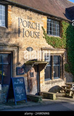 Il Porch House Inn nel pomeriggio luce solare invernale. Digbeth Street, Stow On The Wold, Gloucestershire, Cotswolds, Inghilterra Foto Stock