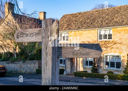 Cartello Cotswold Way nel pomeriggio luce solare invernale. Stanton, Cotswolds, Worcestershire, Inghilterra Foto Stock