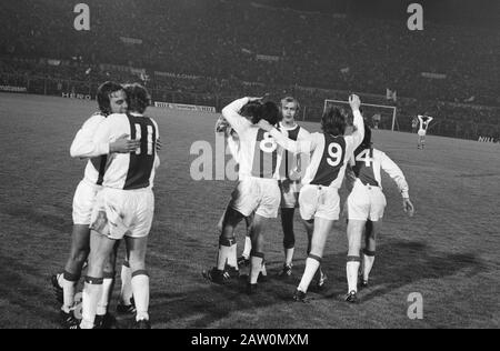 Calcio Coppa europea semifinale 1, Ajax - Atletico Madrid: 3-0 Neeskens (L) è abbracciato dall'Imperatore Data: 28 aprile 1971 Località: Amsterdam, Noord-Holland Parole Chiave : giocatori, sport, calcio Nome Persona: Keizer, Piet, Neeskens, Johan Foto Stock