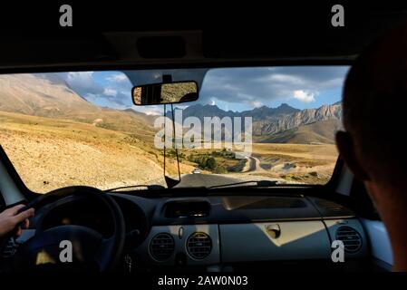 Viaggio attraverso il centro della Turchia, guardare dalla finestra di una macchina, montagne Taurus Foto Stock