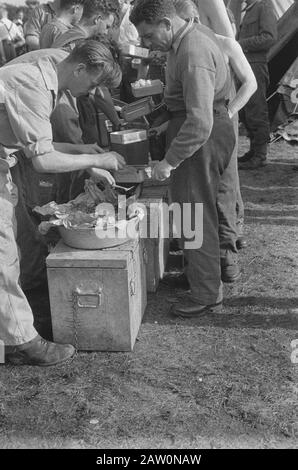 Manovre di brigata nei Paesi Bassi. Le razioni sono distribuite durante un esercizio di tre giorni. [Esercitazioni Principessa Irene Brigade.De razioni condividere tijdend l'esercizio di tre giorni] Data: Luglio 1943 luogo: Regno Unito Parole Chiave: Esercito, soldati, addestramento, seconda guerra mondiale Foto Stock