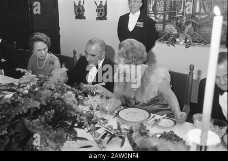 Cena di gala per concludere la conferenza CEE al Lakenhal di Leiden con la regina Juliana e il principe Bernhard la regina Juliana e il presidente Pompidou tavolo Data: 2 dicembre 1969 posizione: Leiden, Sud-Olanda Parole Chiave: Gala cene, conferenze Persona Nome: Juliana (regina Olanda), Pompidou, Georges Institution Nome: Stedelijk Museum De Lakenhal Foto Stock