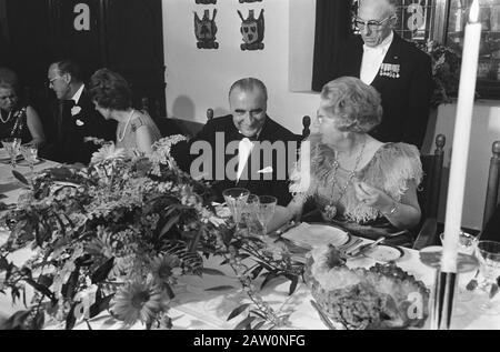 Cena di gala per concludere la conferenza CEE al Lakenhal di Leiden con la regina Juliana e il principe Bernhard la regina Juliana e il presidente Pompidou tavolo Data: 2 dicembre 1969 posizione: Leiden, Sud-Olanda Parole Chiave: Gala cene, conferenze Persona Nome: Juliana (regina Olanda), Pompidou, Georges Institution Nome: Stedelijk Museum De Lakenhal Foto Stock