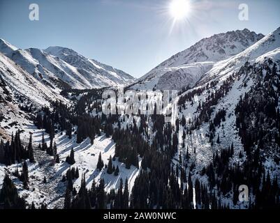 Veduta aerea del paesaggio montano invernale nella giornata di sole nella gola di Almarasan ad Almaty, in Kazakistan. Foto Stock