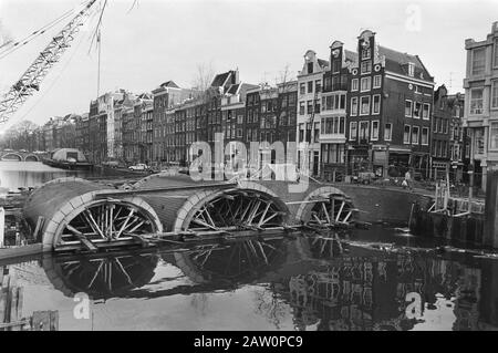 Nuovo ponte a tre archi a Keizersgracht tra Huiden- e Runstraat ad Amsterdam quasi completato Data: 1 febbraio 1982 Località: Amsterdam, Noord-Holland Parole Chiave: Ponti Foto Stock