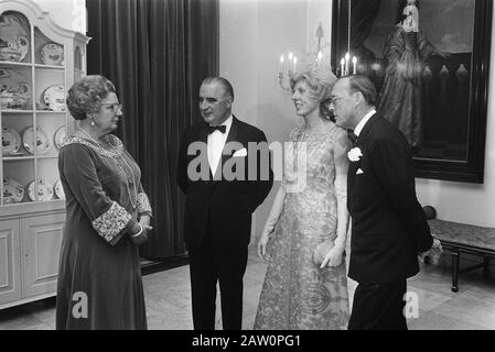Cena di gala per concludere la conferenza CEE al Lakenhal di Leiden con la Regina Juliana e la Regina Bernhard Juliana e il Principe Bernhard offrono ai partecipanti la Cena di gala del Vertice CEE a Huis ten Bosch; v.n.r. Regina Juliana, Presidente Pompidou di Francia, Signora Claude Pompidou e Principe Bernhard Data: 1 dicembre 1969 Località: L'Aia, Olanda del Sud Parole Chiave: Conferenze, cene di gala, palazzi reali, principi Nome Persona: Bernhard (principe Olanda), Juliana (regina Olanda), Pompidou, Georges Institution Nome: Huis ten Bosch Palace Foto Stock