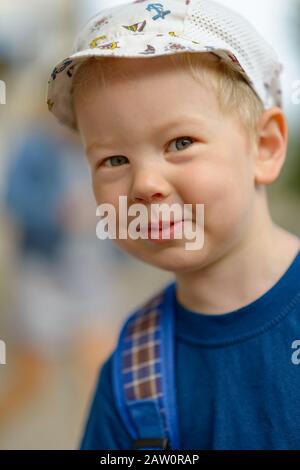 Ritratto di un ragazzo sorridente in una T-shirt e cappuccio. Foto Stock