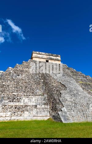 Tempio secolare di Kukulkan sotto restauro a Chichen Itza, una delle più grandi città Maya scoperte dagli archeologi in Messico. Noto anche Foto Stock