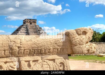 La secolare scultura della testa di serpente Maya e il Tempio della Piramide Kukulcan a Chichen Itza nella penisola dello Yucatan in Messico. Un sito Patrimonio Mondiale, io Foto Stock