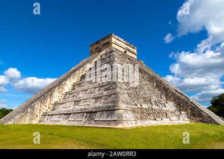 Tempio secolare di Kukulkan a Chichen Itza, una delle più grandi città Maya scoperte dagli archeologi in Messico. Conosciuto anche come El Castillo o. Foto Stock