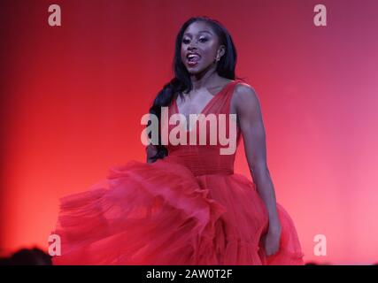 New York, Stati Uniti. 06th Feb, 2020. AJ Andrews cammina sulla pista all'American Heart Association's Go Red For Women Red Dress Collection 2020 presso la Hammerstein Ballroom mercoledì 05 febbraio 2020 a New York City. Foto di John Angelillo/UPI Credit: UPI/Alamy Live News Foto Stock