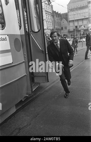 Il Saint (Roger Moore), la star del film britannico Roger Moore ad Amsterdam, gestisce il tram.; Foto Stock