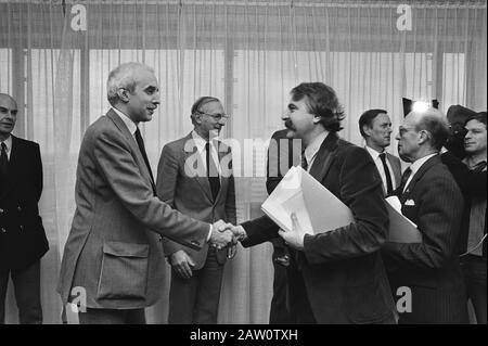 NIS datori di lavoro che parlano con il Ministro Van der Louw per quanto riguarda possibile sciopero Nis presidente Jurgens scuote mani con il Ministro Van der Louw (PvdA, CRM) Data: 22 ottobre 1981 Parole Chiave: Amministratori, ministri, discutere Nome Della Persona: Jurgens, Erik Louw, André van der Foto Stock