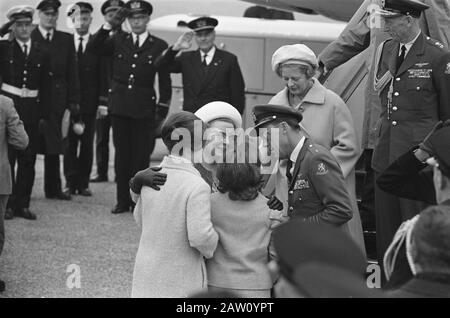 La coppia reale restituita dal Messico la regina Juliana e il principe Bernhard sono salutati da due delle loro figlie, la principessa Margriet e la principessa Christina Data: 18 aprile 1964 Località: Nord-Olanda, Schiphol Parole Chiave: Saluti, regine, principi, principesse Nome Persona: Bernhard (principe Olanda), Christina (principessa Olanda), Juliana (regina Olanda), Margriet (principessa Olanda) Foto Stock