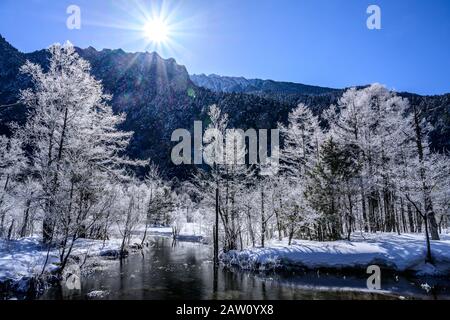 Le montagne in inverno Foto Stock
