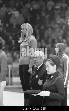 Olimpiadi Invernali A Grenoble. Onorando Di Carry Geijssen, vincitore della medaglia d'oro nel pattinaggio di velocità femminile 1000 metri. Giusto il vincitore della medaglia di bronzo Dianne Holum (Stati Uniti). Data: 11 Febbraio 1968 Luogo: Grenoble Parole Chiave: Pattinaggio, Persona Sportiva Nome: Geijssen Carry, Holum Dianne Institution Nome: Winter Olympics Foto Stock