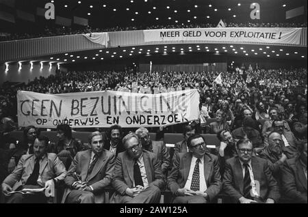 Manifestazione educativa al Congresso dell'Aia; panoramica della sala e primo piano Ministro Van Kemenade Data: 24 settembre 1977 Parole Chiave: Istruzione Nome Della Persona: Kemenade, Jos van Foto Stock