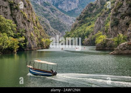 Barca, kayak al Lago Matka nel Canyon Matka vicino Skopje, Macedonia del Nord Foto Stock