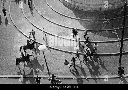 Problemi ad Amsterdam, carica sulla Diga Data: 14 giugno 1966 Località: Amsterdam, Noord-Holland Foto Stock