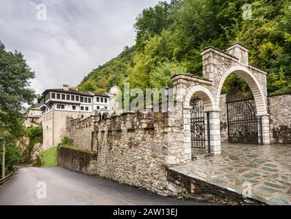 Ingresso Al Monastero Di Sveti Jovan Bigorski, Al Monastero Ortodosso Macedone, Al Parco Nazionale Di Mavrovo, Vicino A Debar, Macedonia Del Nord Foto Stock